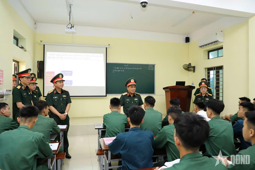 Chủ nhiệm Tổng cục Hậu cần – Kỹ thuật kiểm tra Trường Cao đẳng Hậu cần 1