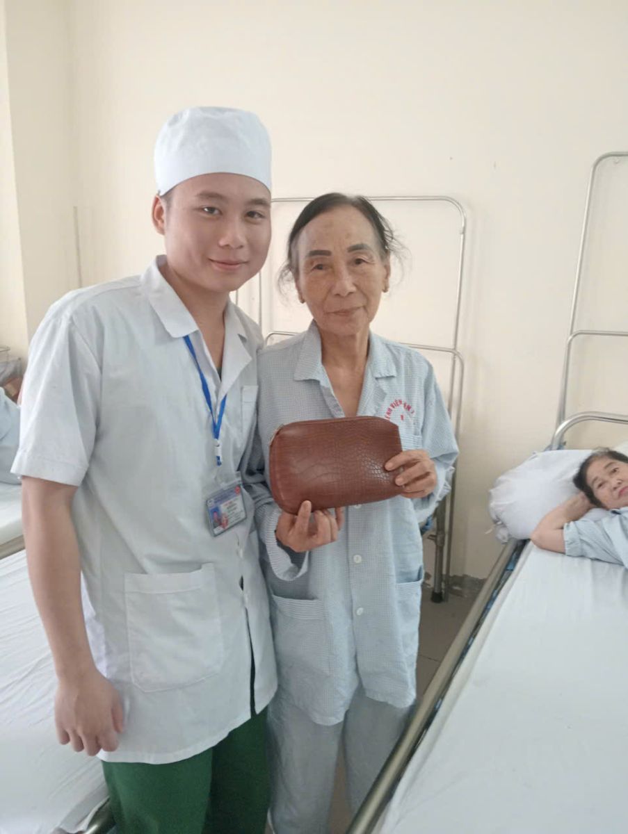 Hành động đẹp của học viên y khoa: Nhặt được của rơi, tận tâm tìm người trả lại tại Bệnh viện 105