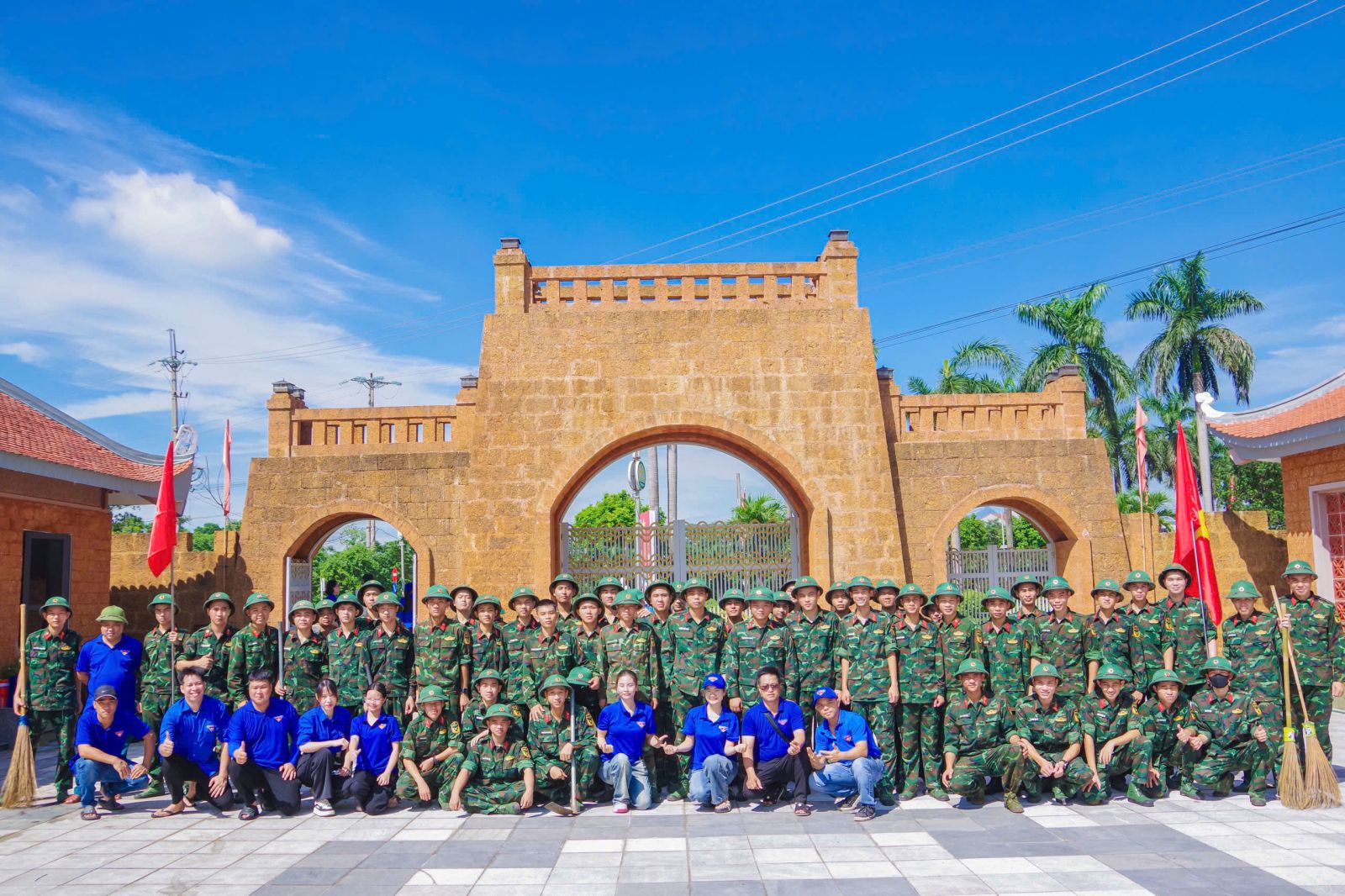 TUỔI TRẺ TRƯỜNG CAO ĐẲNG HẬU CẦN 1 THAM GIA VỆ SINH, CHỈNH TRANG CÁC NGHĨA TRANG LIỆT SĨ TRÊN ĐỊA BÀN PHƯỜNG SƠN TÂY