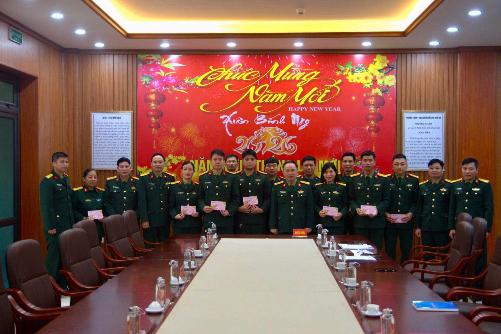 TRƯỜNG CAO ĐẲNG HẬU CẦN 1 GẶP MẶT, TẶNG QUÀ CÁN BỘ, NHÂN VIÊN, HỌC VIÊN, CHIẾN SĨ CÓ HOÀN CẢNH KHÓ KHĂN NHÂN DỊP TẾT NGUYÊN ĐÁN BÍNH NGỌ 2026