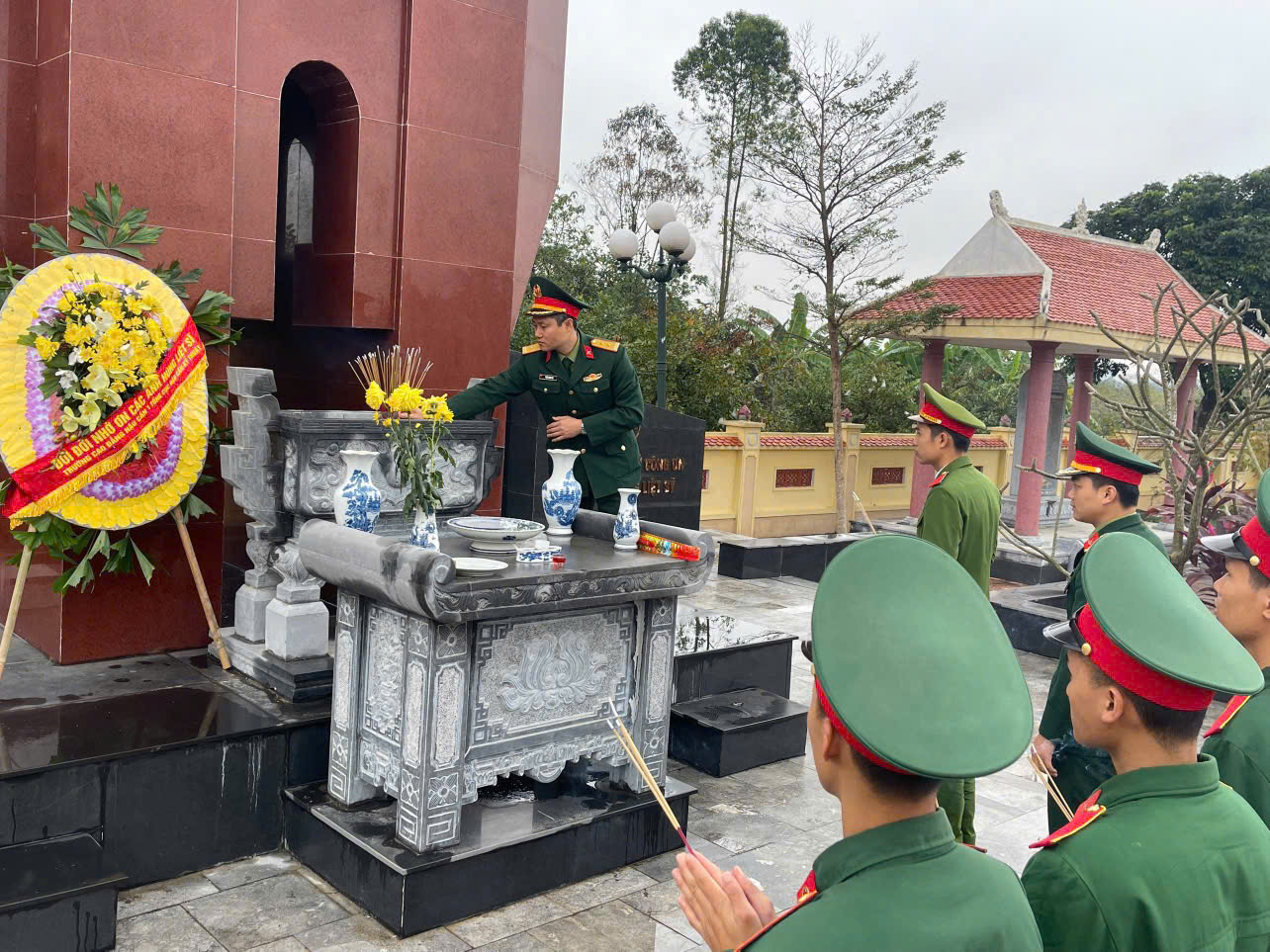 TRƯỜNG CAO ĐẲNG HẬU CẦN 1 TỔ CHỨC DÂNG HƯƠNG TƯỞNG NIỆM CÁC ANH HÙNG LIỆT SĨ NHÂN DỊP TẾT NGUYÊN ĐÁN 2026