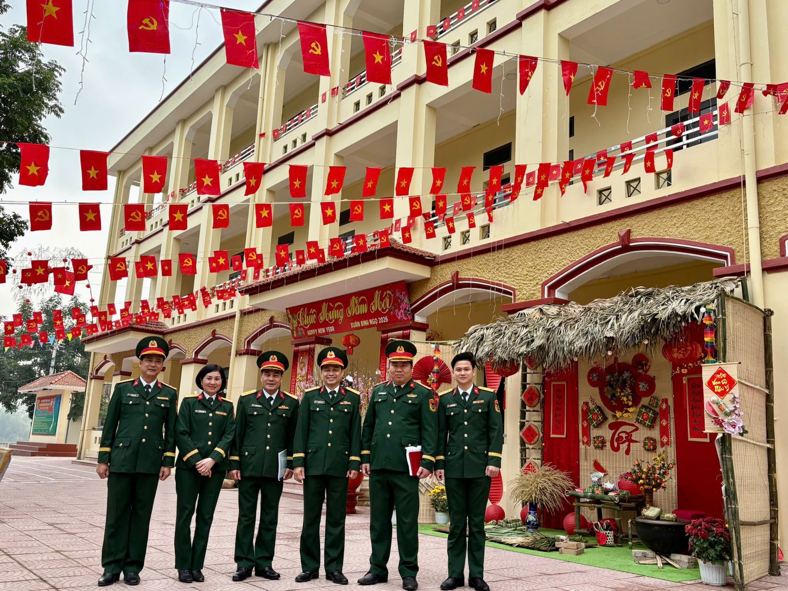 TRƯỜNG CAO ĐẲNG HẬU CẦN 1 TỔ CHỨC CHẤM ĐIỂM TRANG TRÍ PHÒNG ĐÓN XUÂN