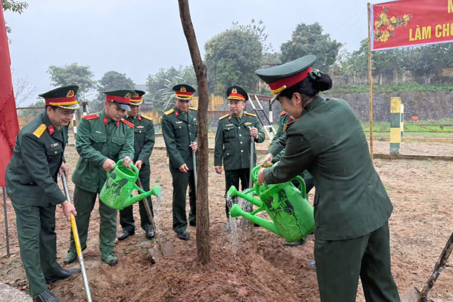 SÔI NỔI HOẠT ĐỘNG TẾT TRỒNG CÂY ĐẦU XUÂN TẠI TRƯỜNG CAO ĐẲNG HẬU CẦN 1